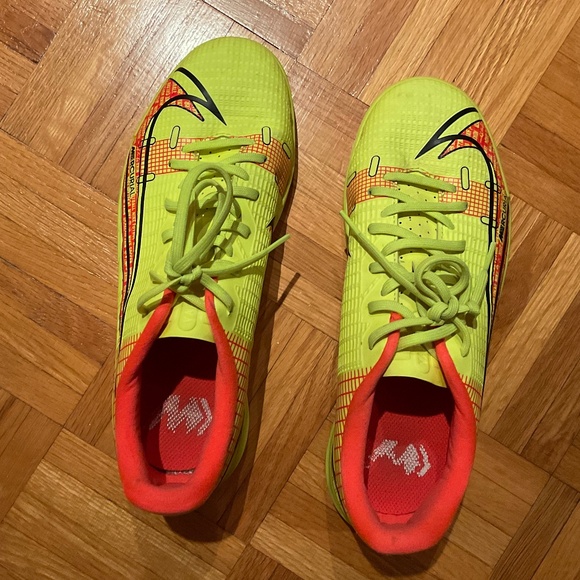 Nike Girls Indoor Soccer Shoes size 4.5 Y - Picture 1 of 5